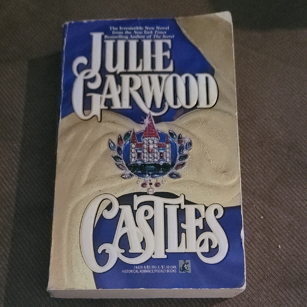 6/$12- Julie Garwood 'Castles' Paperback Book